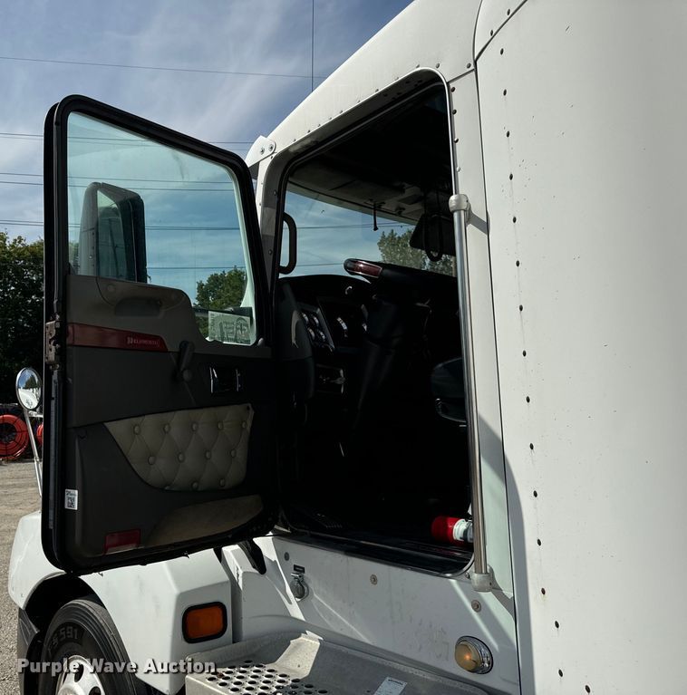 image for item DV5918 2007 Kenworth  T600 semi truck
