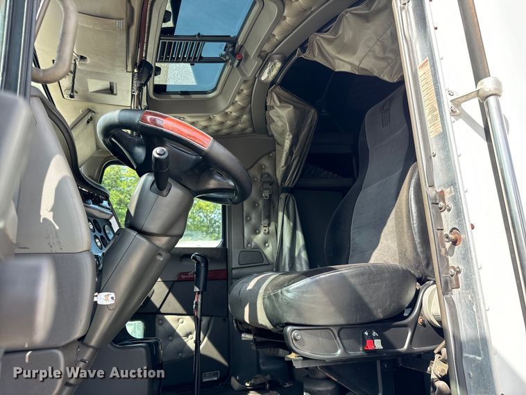 image for item DV5918 2007 Kenworth  T600 semi truck