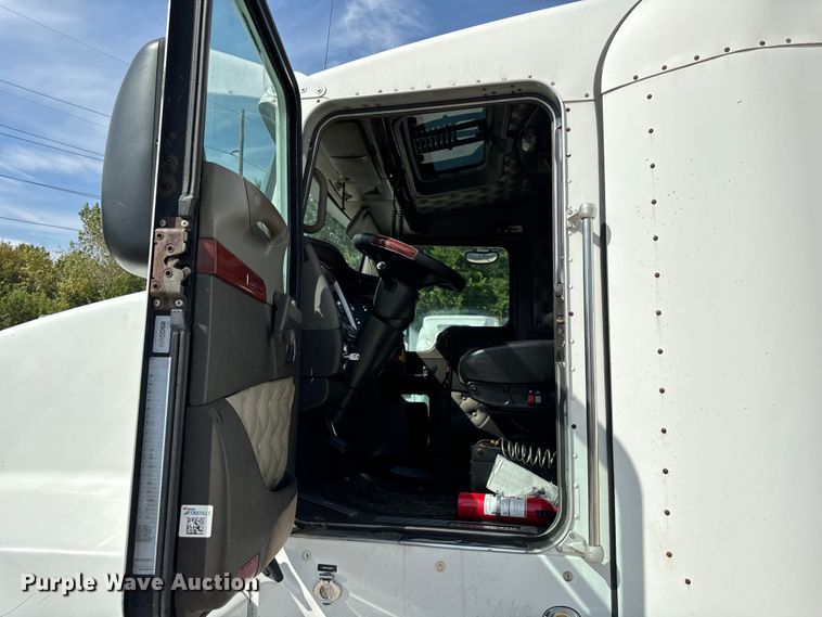 image for item DV5918 2007 Kenworth  T600 semi truck