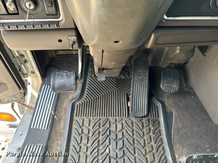 image for item DV5918 2007 Kenworth  T600 semi truck