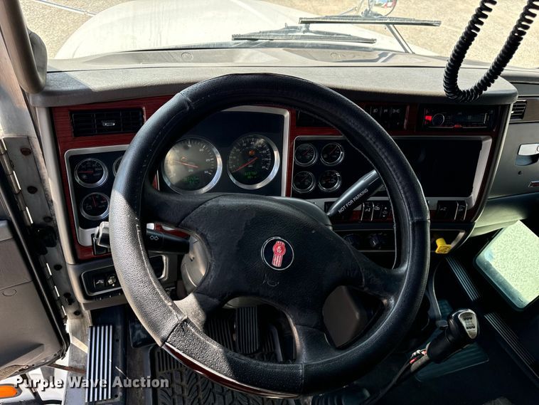 image for item DV5918 2007 Kenworth  T600 semi truck