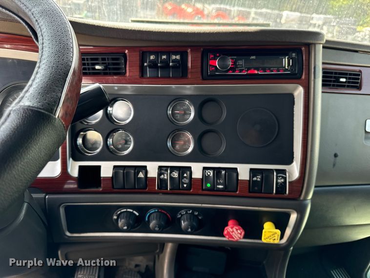 image for item DV5918 2007 Kenworth  T600 semi truck