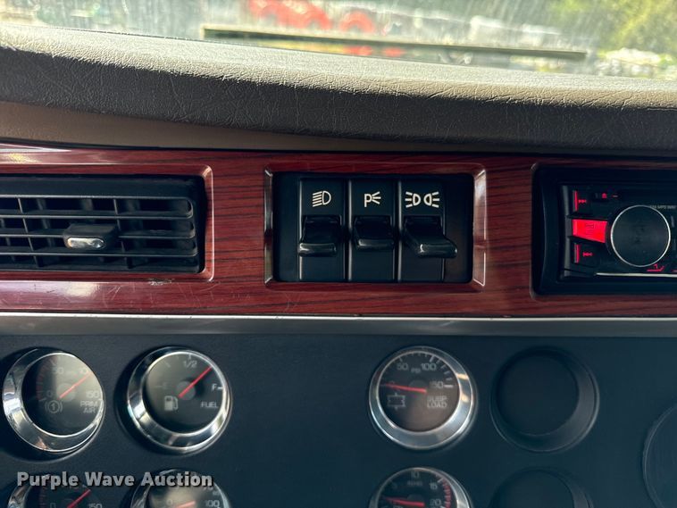 image for item DV5918 2007 Kenworth  T600 semi truck