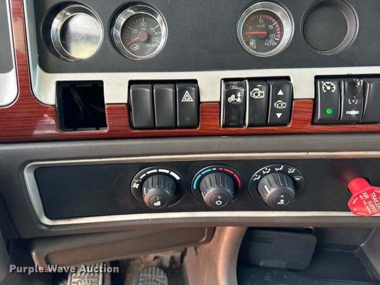 image for item DV5918 2007 Kenworth  T600 semi truck