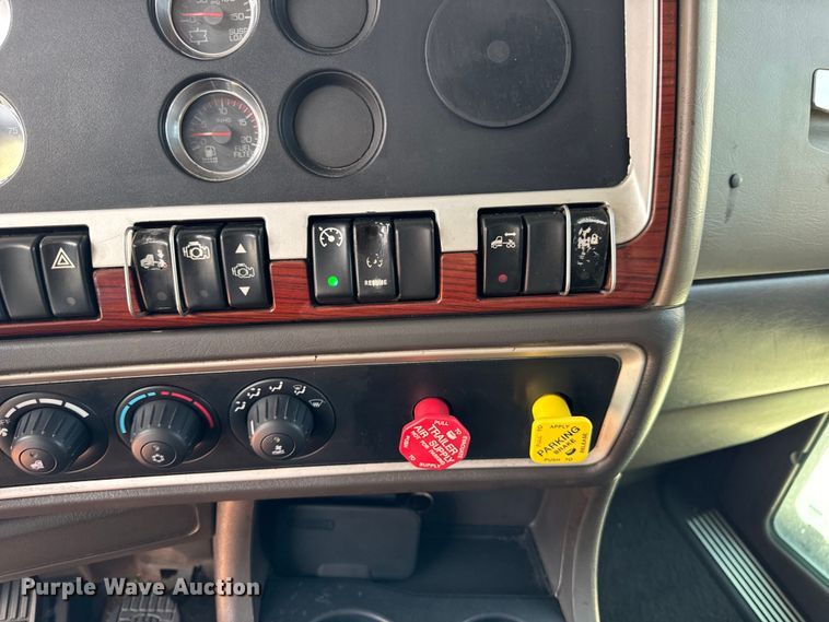 image for item DV5918 2007 Kenworth  T600 semi truck