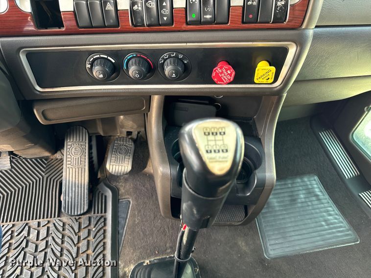 image for item DV5918 2007 Kenworth  T600 semi truck