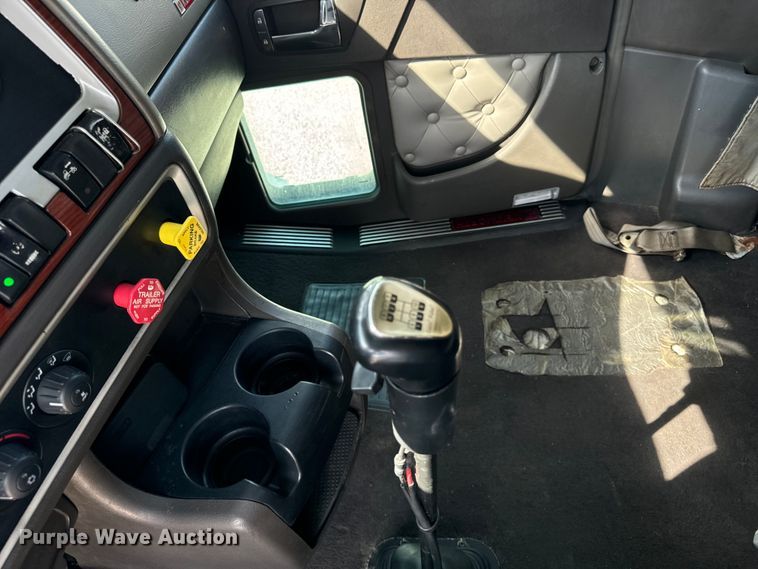 image for item DV5918 2007 Kenworth  T600 semi truck