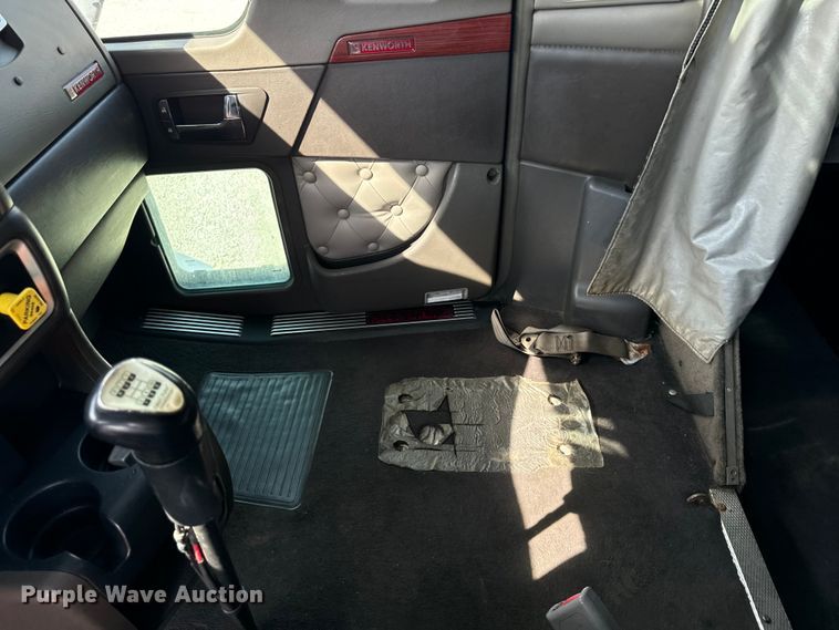 image for item DV5918 2007 Kenworth  T600 semi truck