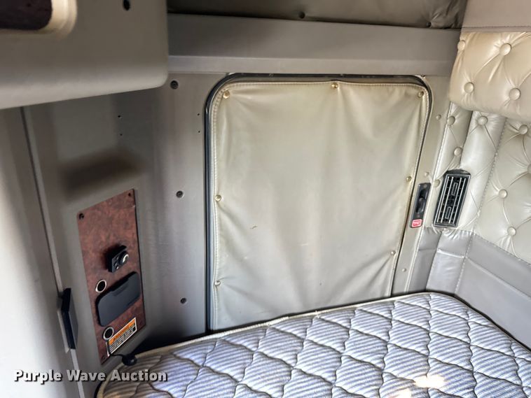 image for item DV5918 2007 Kenworth  T600 semi truck