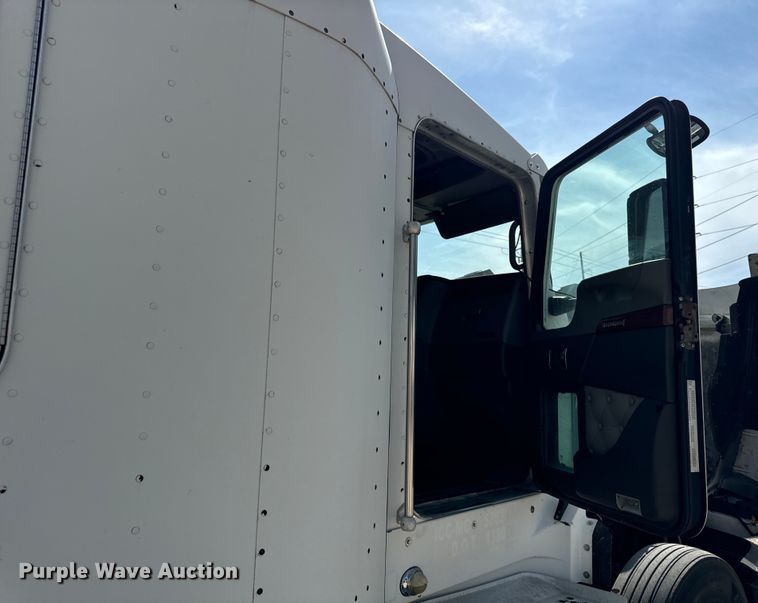 image for item DV5918 2007 Kenworth  T600 semi truck
