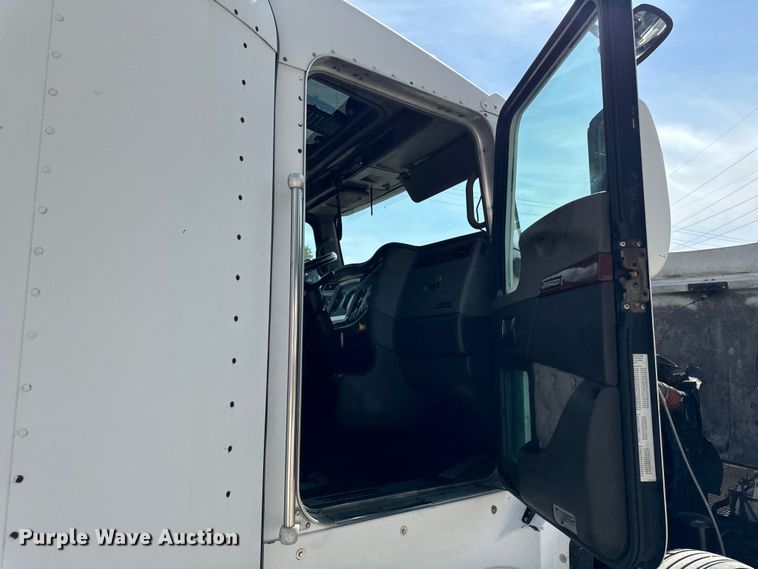 image for item DV5918 2007 Kenworth  T600 semi truck