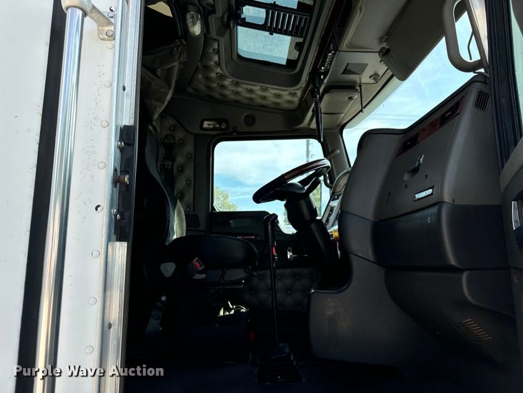 image for item DV5918 2007 Kenworth  T600 semi truck