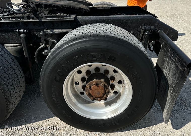 image for item DV5918 2007 Kenworth  T600 semi truck