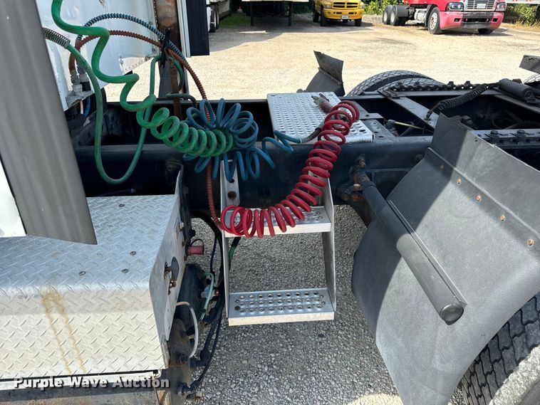 image for item DV5920 2008 International  9200i semi truck