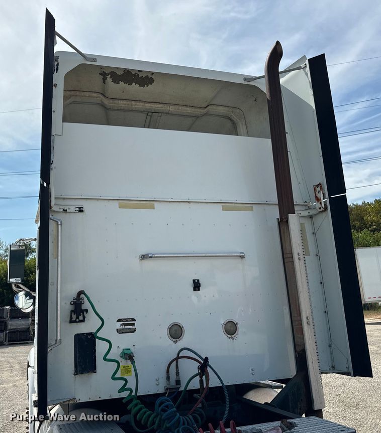 image for item DV5920 2008 International  9200i semi truck