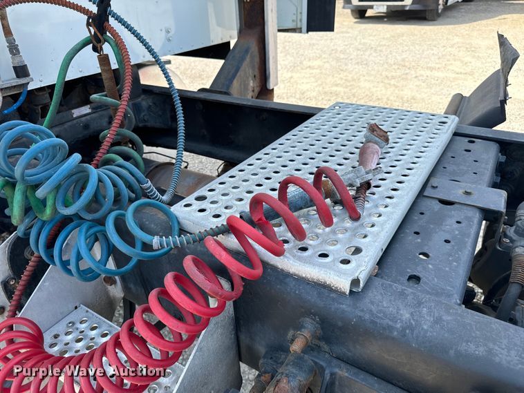 image for item DV5920 2008 International  9200i semi truck