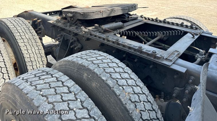 image for item DV5920 2008 International  9200i semi truck