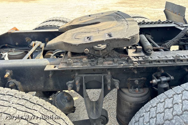 image for item DV5920 2008 International  9200i semi truck