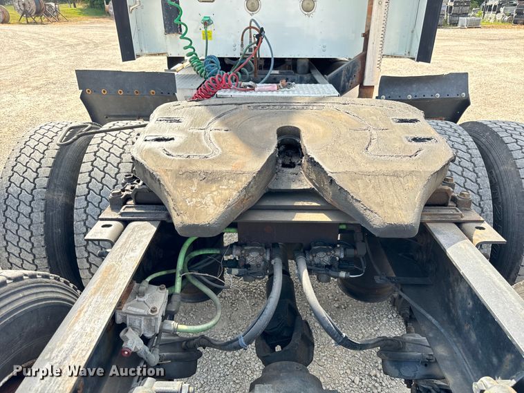 image for item DV5920 2008 International  9200i semi truck