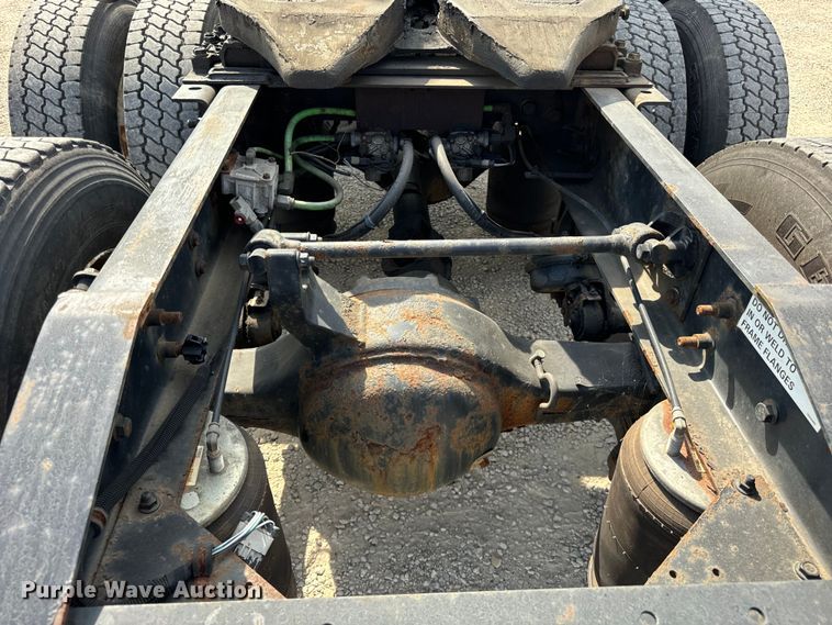 image for item DV5920 2008 International  9200i semi truck