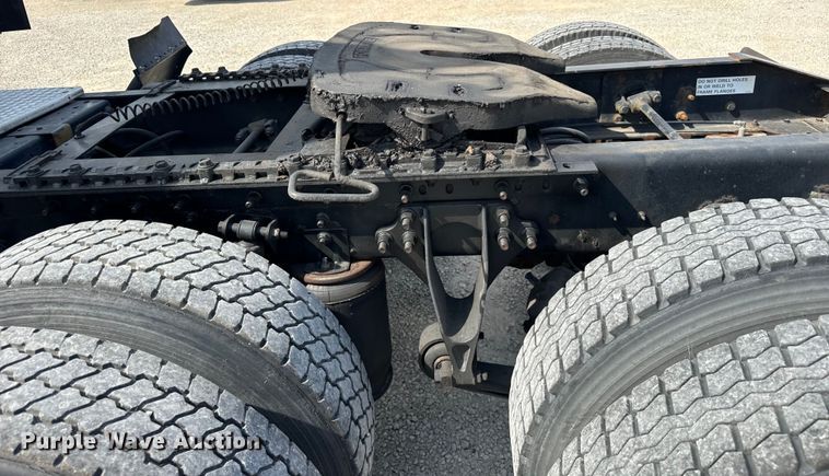 image for item DV5920 2008 International  9200i semi truck