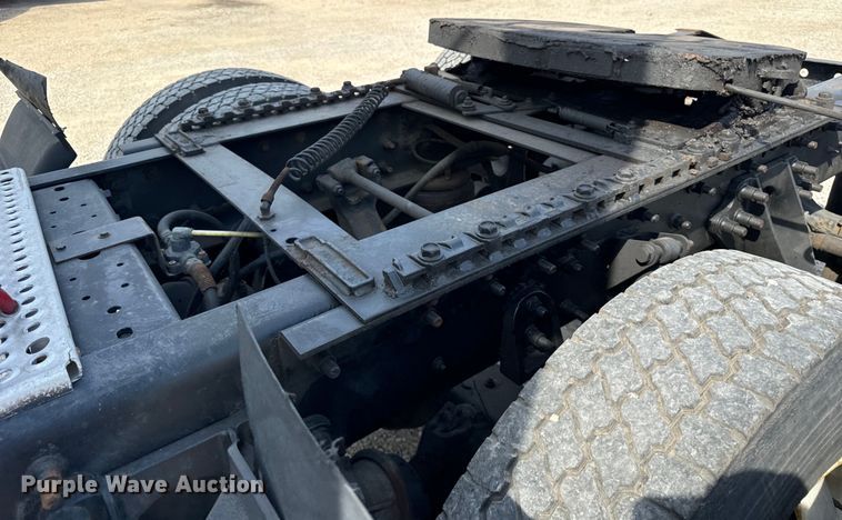 image for item DV5920 2008 International  9200i semi truck