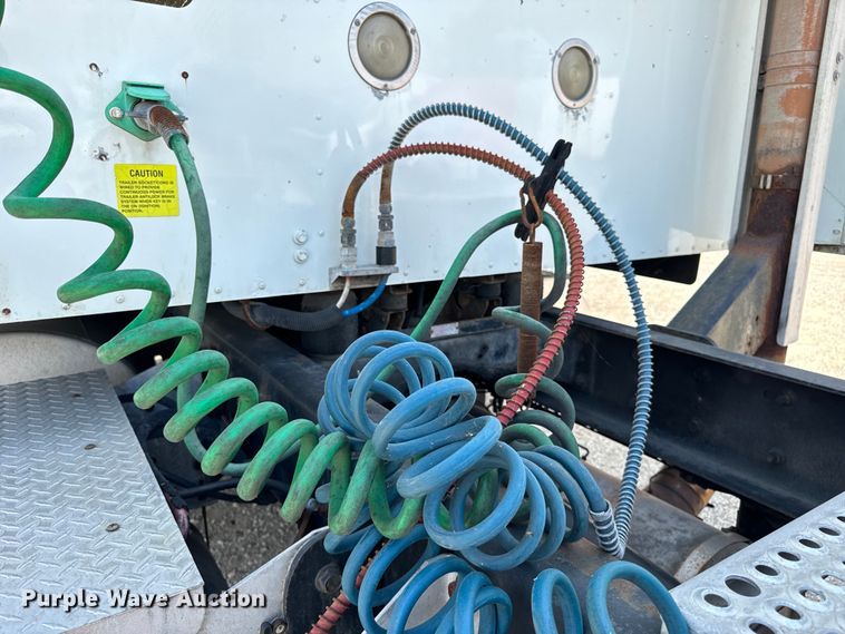 image for item DV5920 2008 International  9200i semi truck