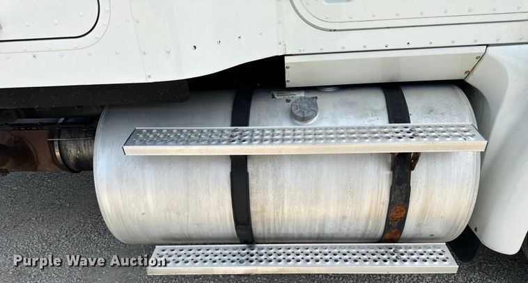 image for item DV5920 2008 International  9200i semi truck