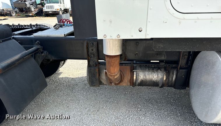 image for item DV5920 2008 International  9200i semi truck