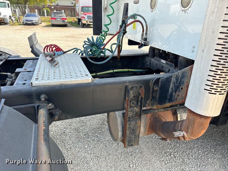 image for item DV5920 2008 International  9200i semi truck