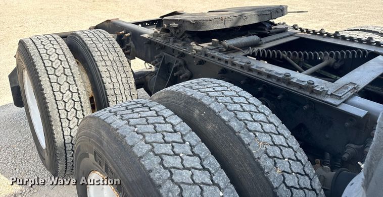 image for item DV5920 2008 International  9200i semi truck