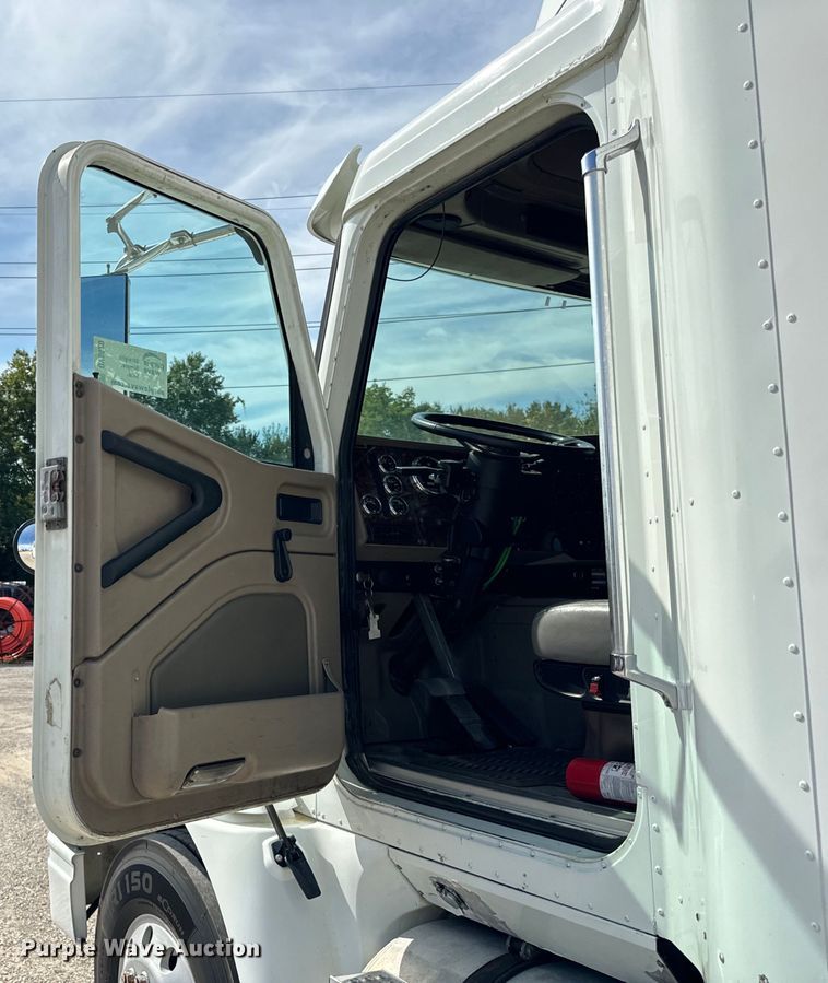 image for item DV5920 2008 International  9200i semi truck