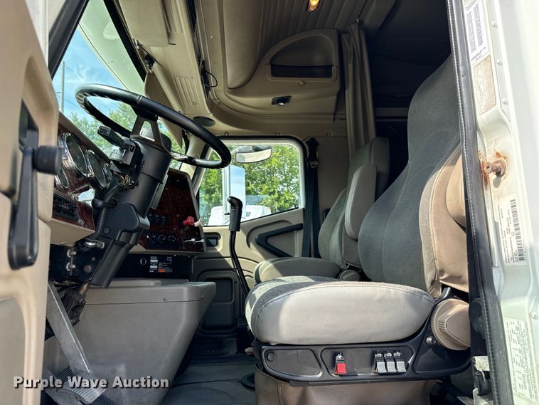 image for item DV5920 2008 International  9200i semi truck