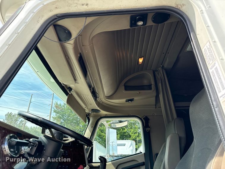 image for item DV5920 2008 International  9200i semi truck