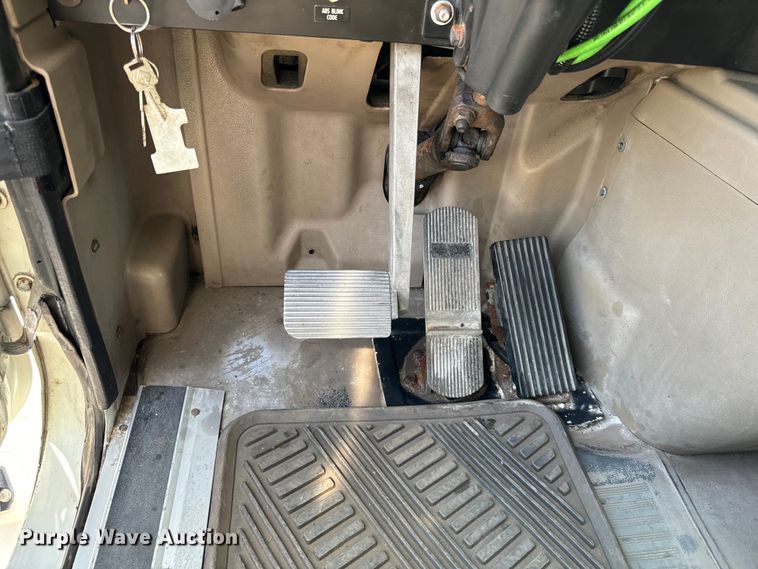 image for item DV5920 2008 International  9200i semi truck