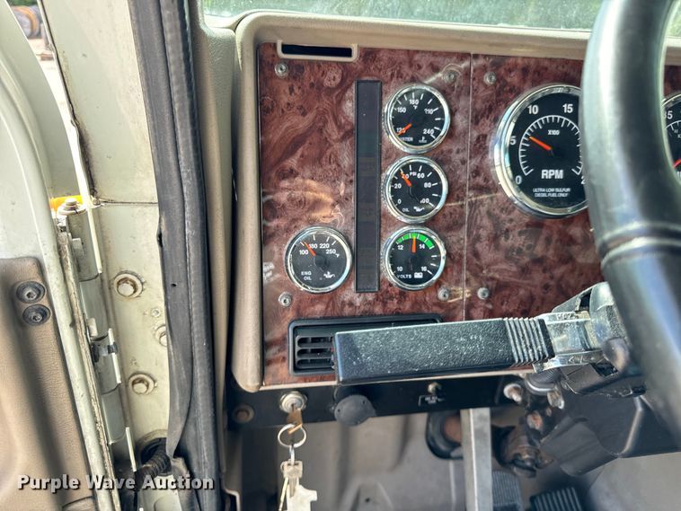 image for item DV5920 2008 International  9200i semi truck