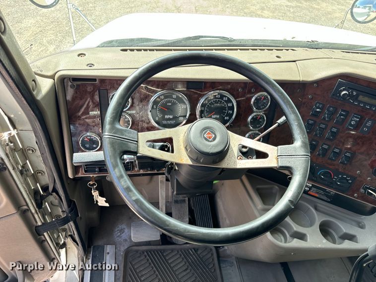 image for item DV5920 2008 International  9200i semi truck