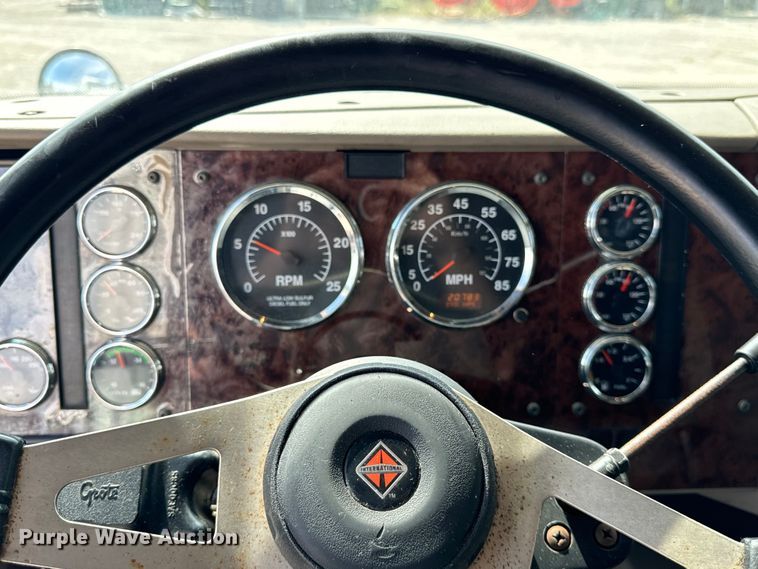 image for item DV5920 2008 International  9200i semi truck