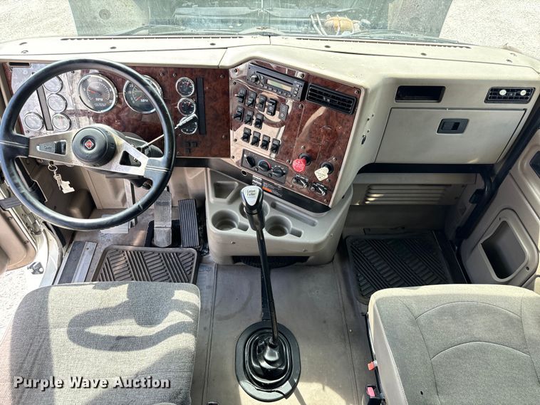 image for item DV5920 2008 International  9200i semi truck