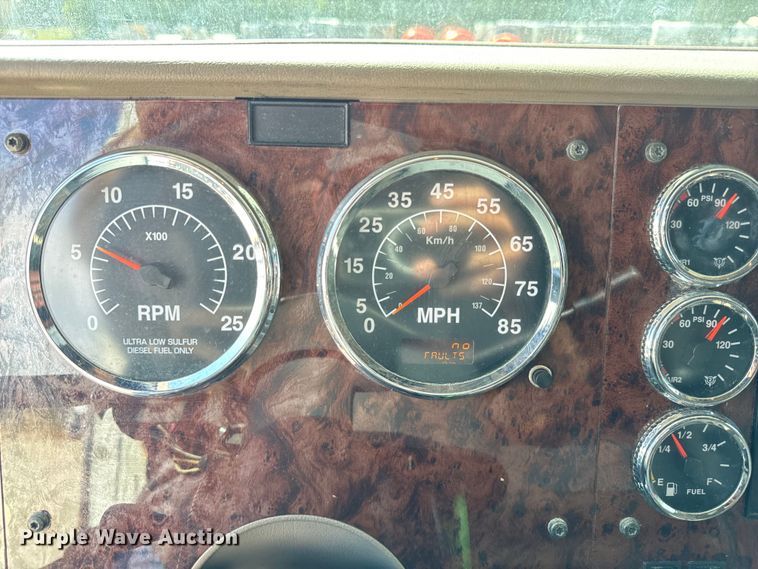 image for item DV5920 2008 International  9200i semi truck