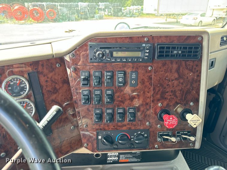 image for item DV5920 2008 International  9200i semi truck