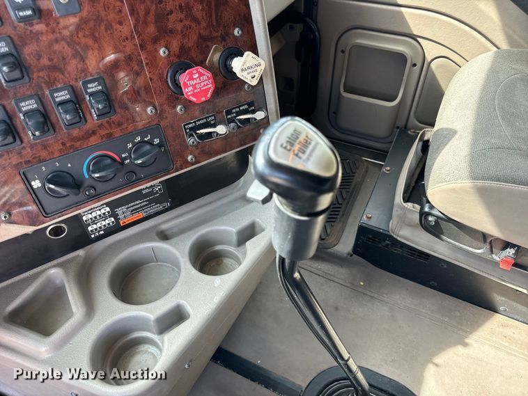 image for item DV5920 2008 International  9200i semi truck