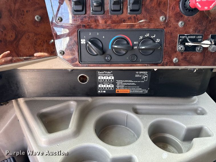 image for item DV5920 2008 International  9200i semi truck