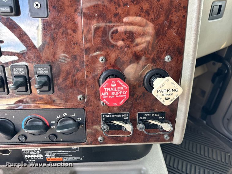 image for item DV5920 2008 International  9200i semi truck