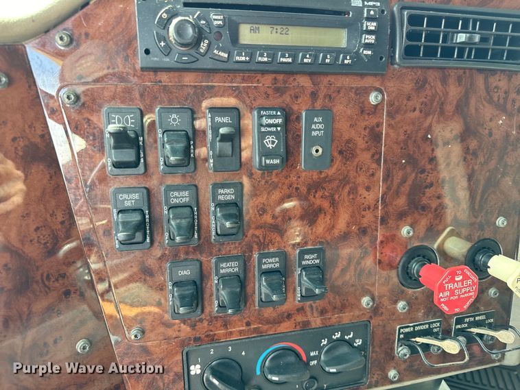 image for item DV5920 2008 International  9200i semi truck