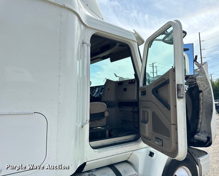 image for item DV5920 2008 International  9200i semi truck