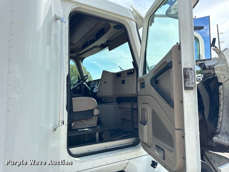 image for item DV5920 2008 International  9200i semi truck