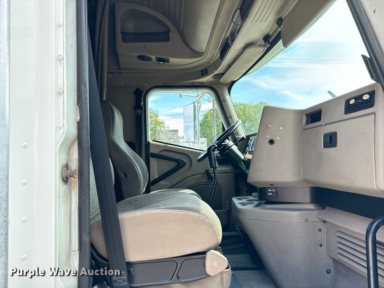 image for item DV5920 2008 International  9200i semi truck