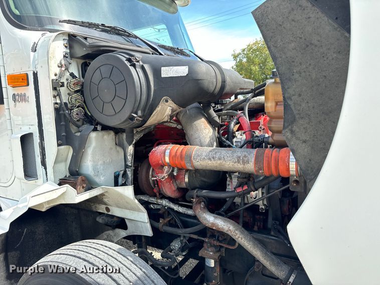 image for item DV5920 2008 International  9200i semi truck