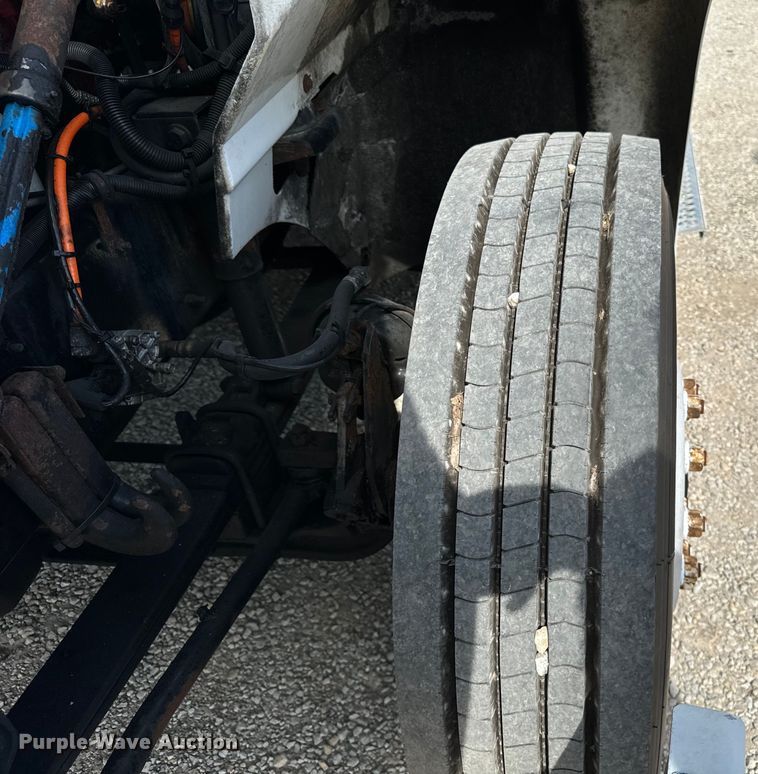 image for item DV5920 2008 International  9200i semi truck